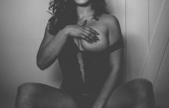 【波多野结衣】性感辣模「肉體勾引」遊走尺度邊緣　「隻手遮乳」太猖狂挑戰理智線【大发体育】