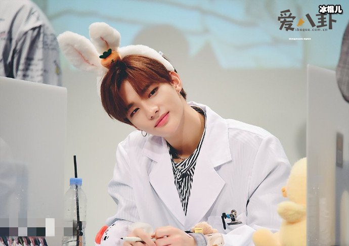 韩国男团成员黄铉辰道歉, 他被曝参与了校园霸陵