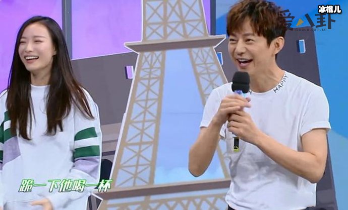 何炅当场下跪是怎么回事? 直接惊呆所有人