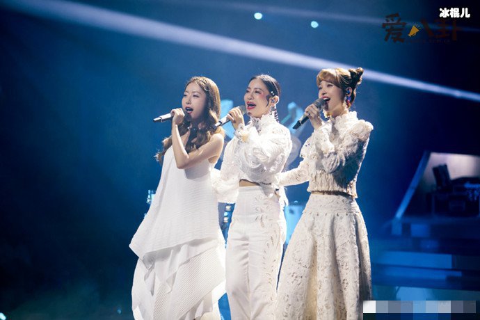 白冰金莎再现神话名场面. 张萌快来就差你一人说好的神话团呢?