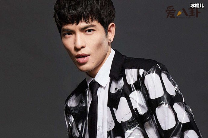 萧敬腾的女朋友是?与大13岁的经纪人恋爱其背景不简单