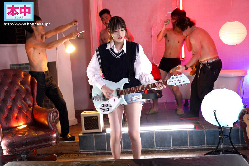 期待落空!那位爱液流到大腿上的摇滚妹子不见了!