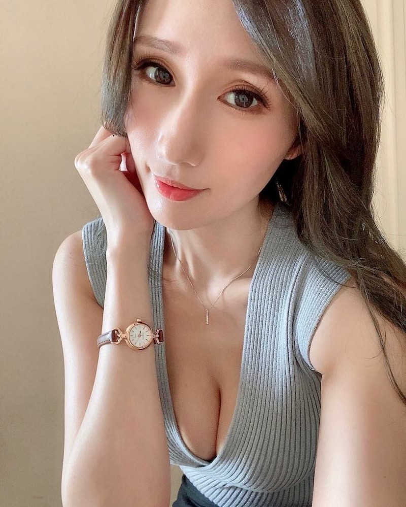 「AV界最强胴体」JULIA中出强片推荐,J奶超辣「用嘴巴帮忙醒脑」!