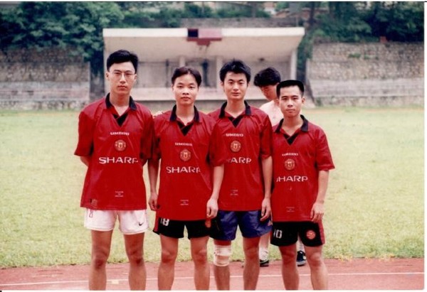 小鹏汽车CEO何小鹏晒大学照 中分发型配曼联球衣 小鹏汽车CEO何小鹏晒大学照 中分发型配曼联球衣