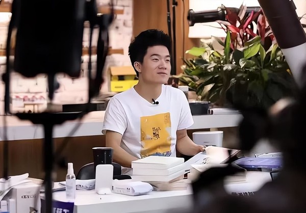 董宇辉 董宇辉独立不到3个月带货超10亿元 粉丝以女性居多