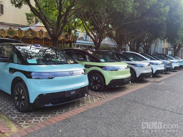 极氪MIX 27.99万元起!极氪MIX纯电MPV上市:800V平台 车门亮了