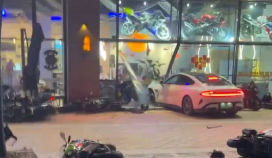 警方通报 雷军摊上大事!“南通小米SU7”上热搜 车主伤人乱撞