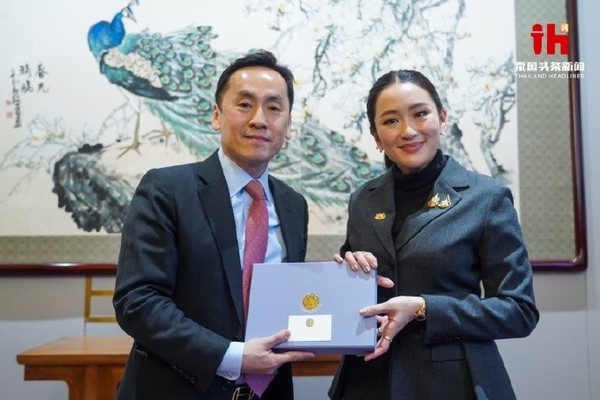 泰国总理佩通坦(右)与小米集团副总裁兼首席财务官林世伟合影 泰国总理邀请小米汽车在泰国建立第一家海外工厂