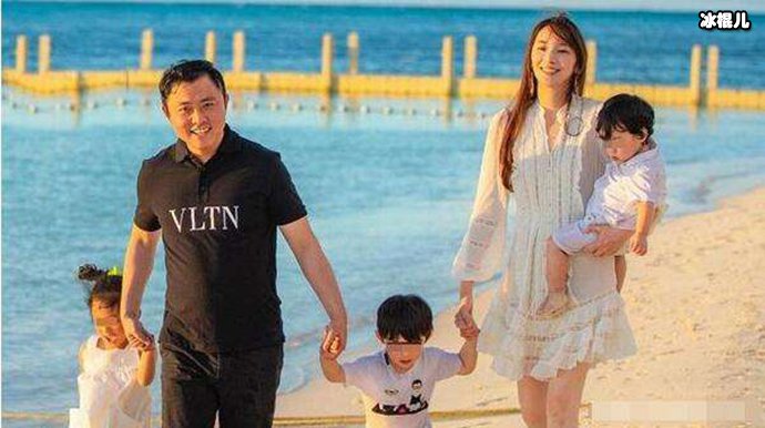 吴佩慈与男友纪晓波未婚生四个孩!为何会被嘲无名无分!