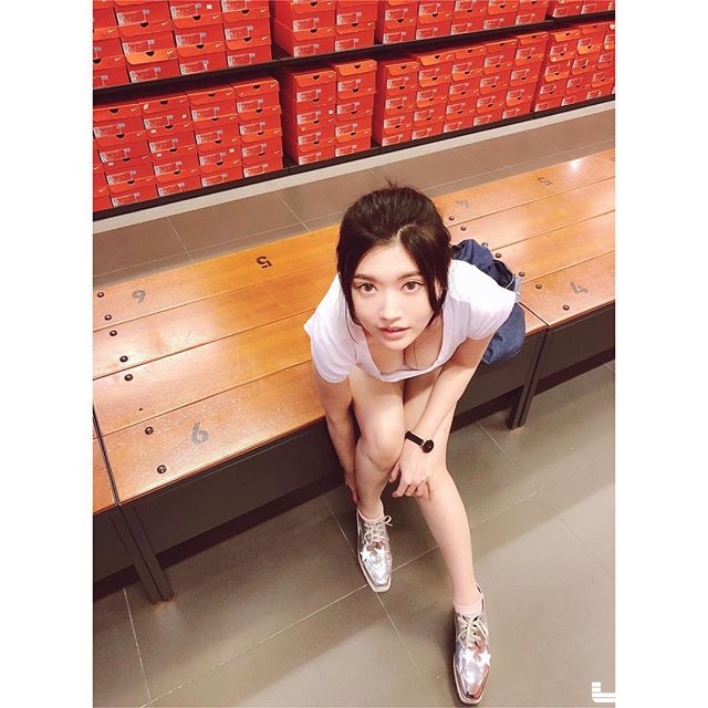 超狂視角！鞋店正妹試鞋「店員視角」福利驚人，形狀大小一覽無遺！完全大噴鼻血&#8230;.