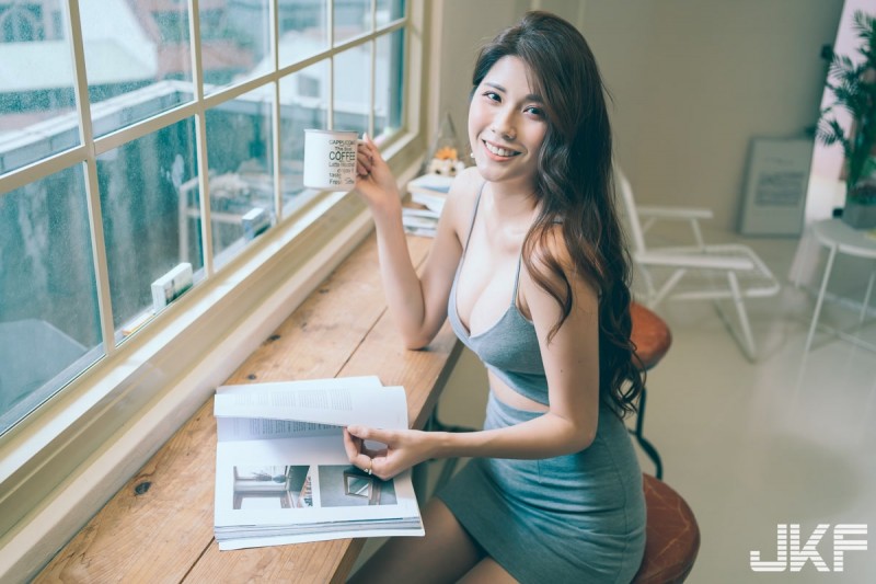 咖啡廳裡的美乳長腿女神「Joanna沐沐」，看書時的北半球讓人臉紅！