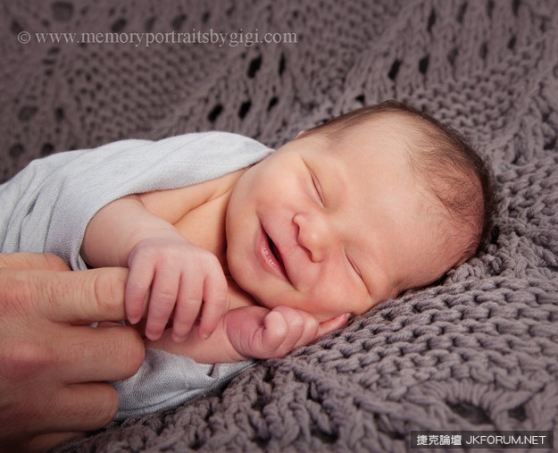 新手爸爸想與兒子拍藝術照　結果寶寶一個忍不住&#8230;就在他身上大便了！！