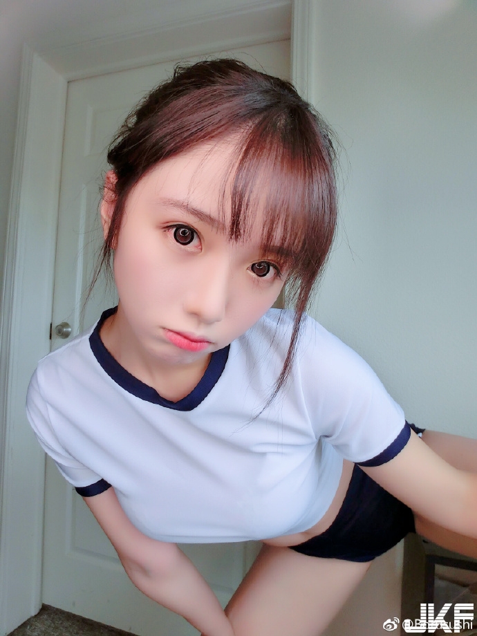 合身體操服也擠出了大歐派！白皙正妹「Borusushi 」衣服下隱藏了超渾圓胸型….