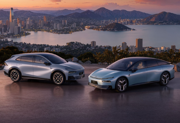 一辆小鹏P7遭火车撞击后车主幸存 何小鹏发文回应 一辆小鹏P7遭火车撞击后车主幸存 何小鹏发文回应