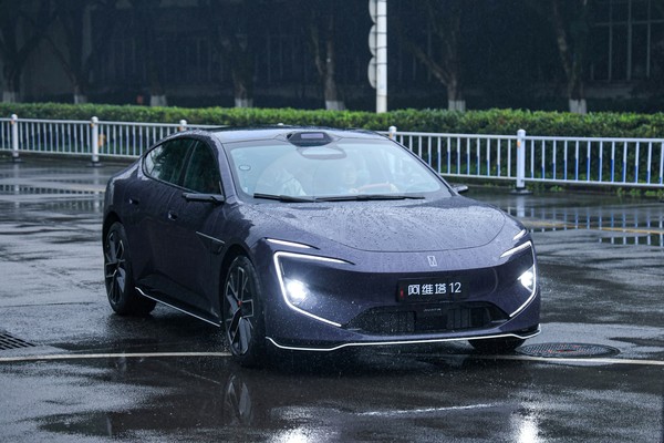 新款阿维塔12 华为靳玉志试驾新款阿维塔12 直言:“如脱胎换骨!”
