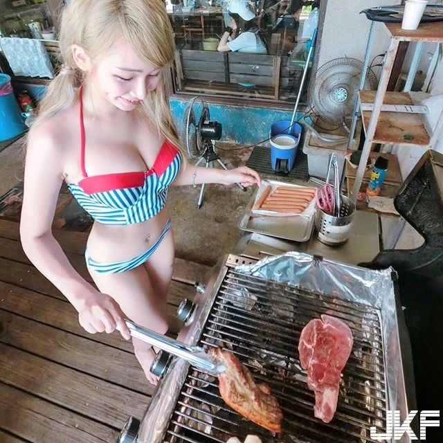 理工科之花「機機 Shacy」曬乳烤肉，肉多飽滿又多汁：一看就覺得很好吃！
