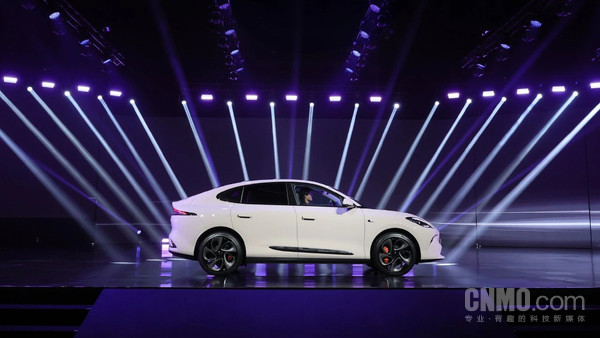 智己汽车 千问大模型赋能!智己汽车超级智能体发布会定档3月18日